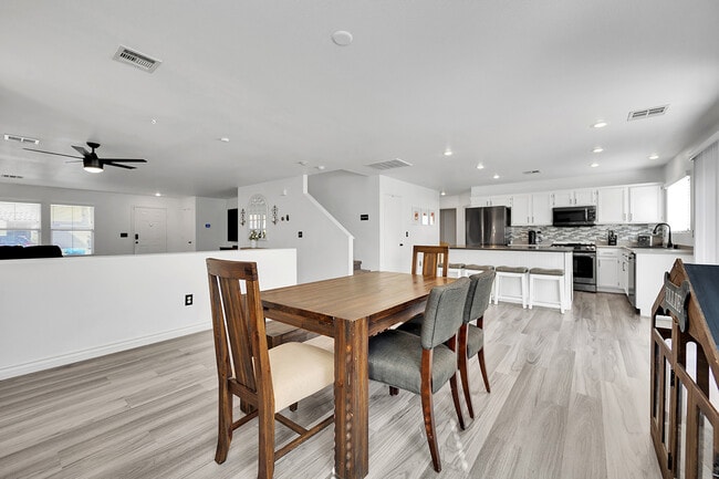 Building Photo - 11142 Romola St