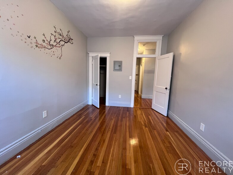 Building Photo - 376 Riverway