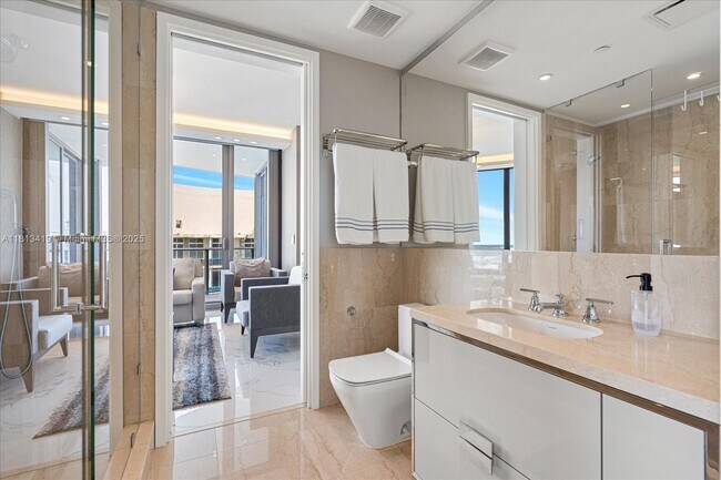 Building Photo - 15701 Collins Ave