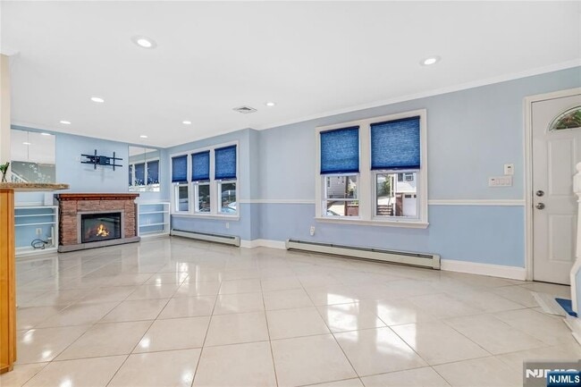 Building Photo - 25 Smith Ave