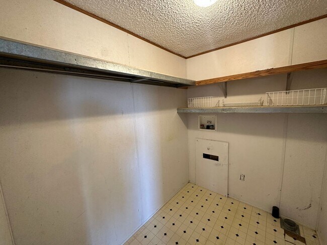 Building Photo - 3 bedroom 2 bathroom Single-wide available for rent in Farmington