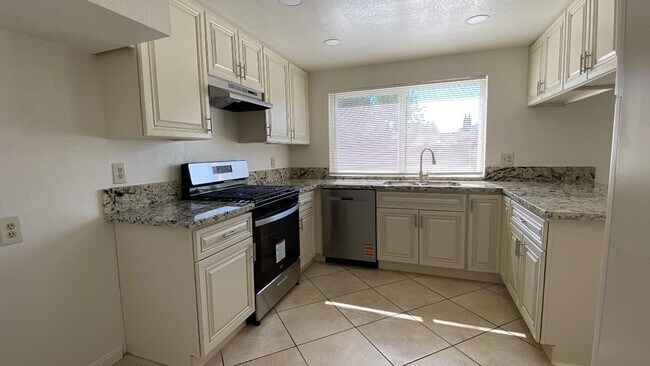Building Photo - Very Spacious West Lancaster Home