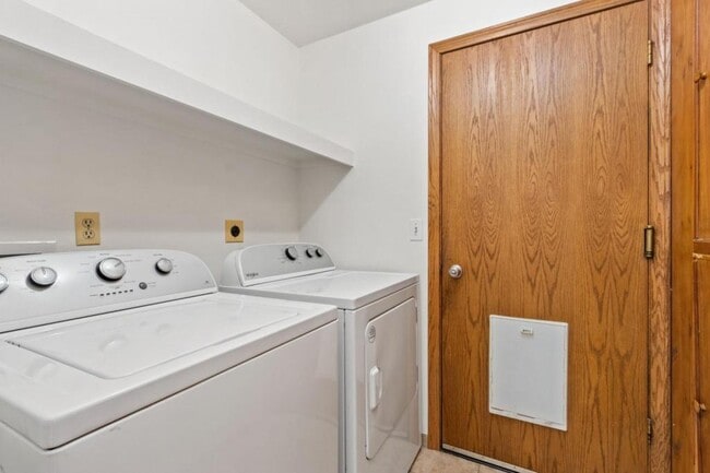 Building Photo - 4243 Pin Oak Dr