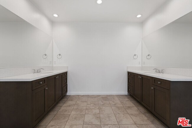 Building Photo - 20810 Spruce Cir