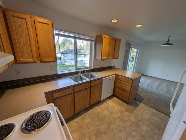 Building Photo - Centrally Located 3 Bedroom Triplex Unit Avail. for Rent - W/S/G paid with rent