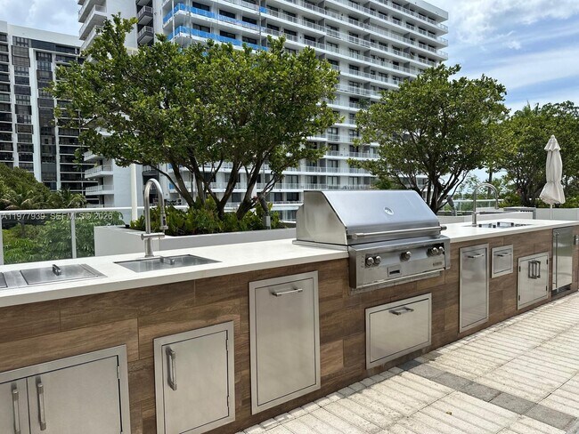 Building Photo - 1541 Brickell Ave