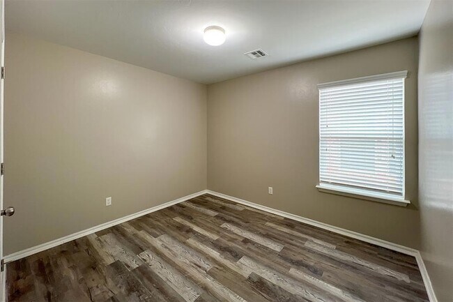 Building Photo - 737 Christian Ln