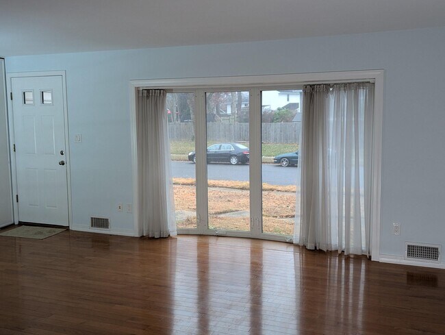 Building Photo - 4507 Weyburn Dr