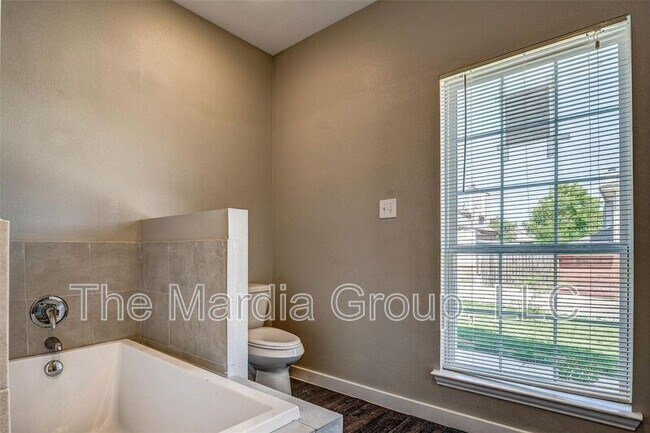 Building Photo - 1110 Woburn Dr