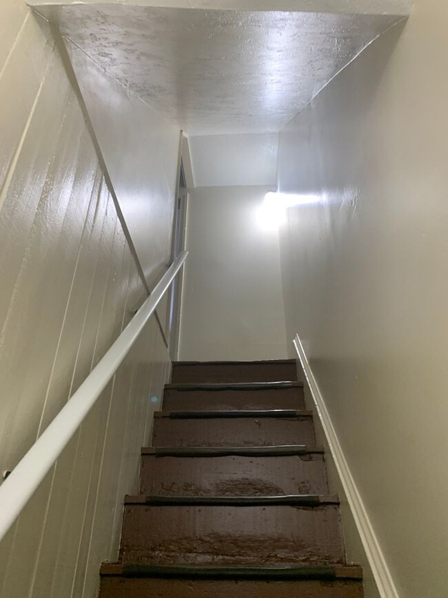 Building Photo - Semi-detached 3 bedroom 1 Bath House with Parking