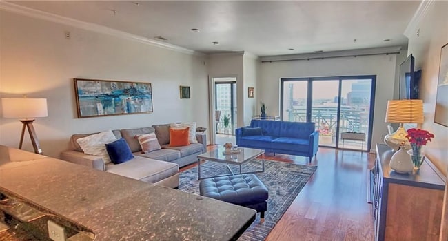 Great room with private balcony - 123 College Pl