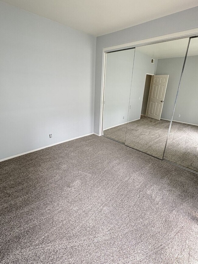 Building Photo - Beach close 4 bedroom, three bath townhous...