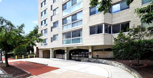 Building Photo - 922 24th St NW