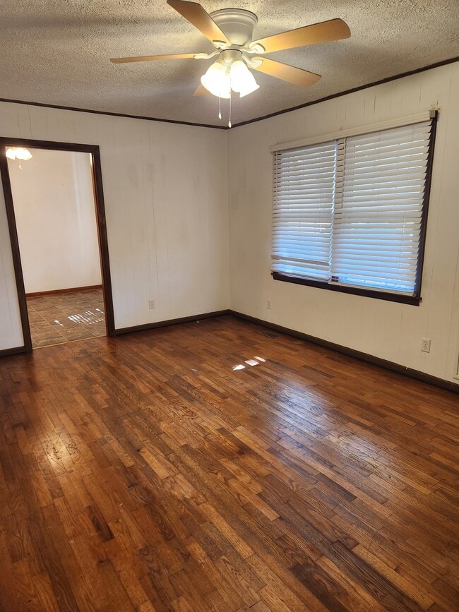 Building Photo - 638 Sunview Dr