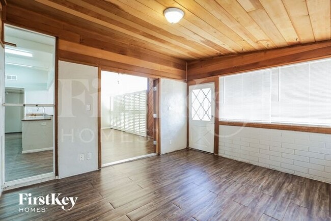 Building Photo - 6301 Fairwood Ave