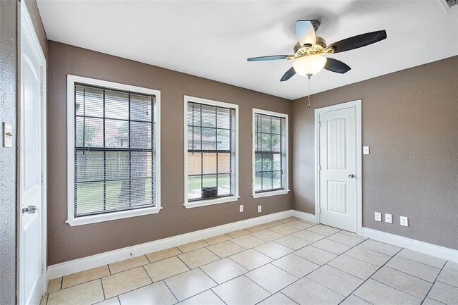 Building Photo - 4910 Honeysuckle Ln