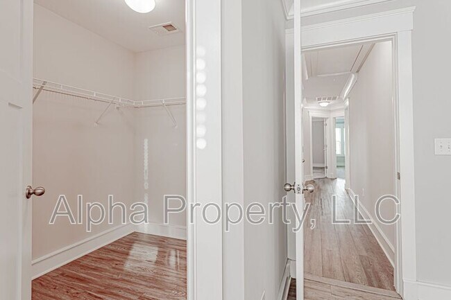 Building Photo - 400 Pangel Ln