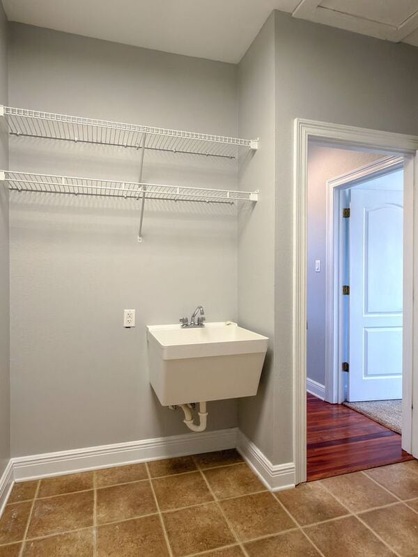 Building Photo - 2572 Gulf Breeze Ave