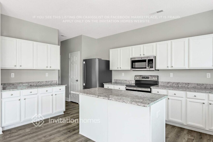 Building Photo - 13645 Coram Pl