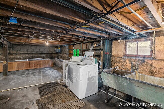 Building Photo - 1530 Quarry Ave NW