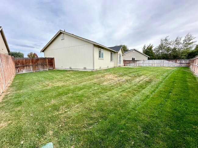 Building Photo - Charming 4-Bedroom Home with Large Fenced ...