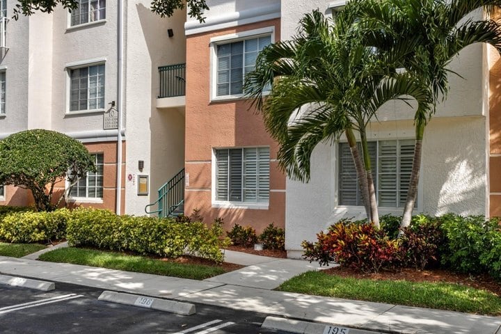 Building Photo - 10103 Myrtlewood Cir W
