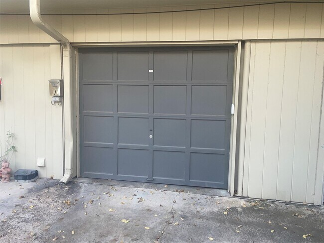 Building Photo - 1965 W Lamar St