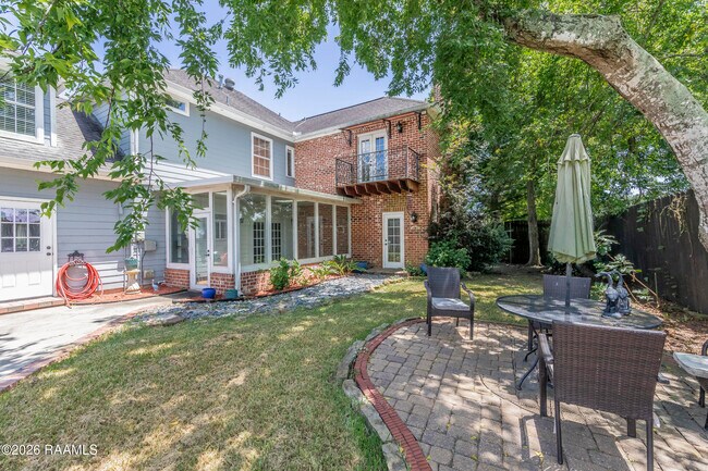 Building Photo - 300 Oak Hollow Dr
