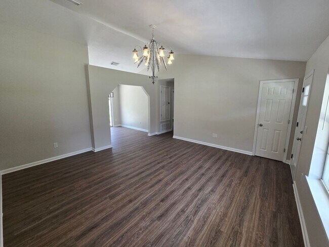 Building Photo - 3 Bedroom / 2 Bath House - Milton
