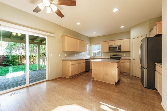 Building Photo - $500 Move In Special  4 Bedroom 2.5 Bath N...