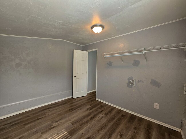 Building Photo - Cute 2 or 3 bedroom 1 bath near OBU