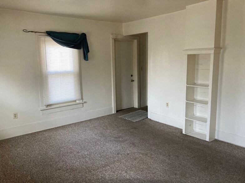 Building Photo - 302 Canal St W