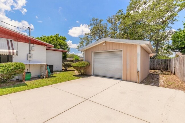 Building Photo - 2/1 plus bonus room in Holly Hill
