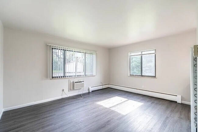Building Photo - Miller Court Apartments - Security Deposit As Low As $0!