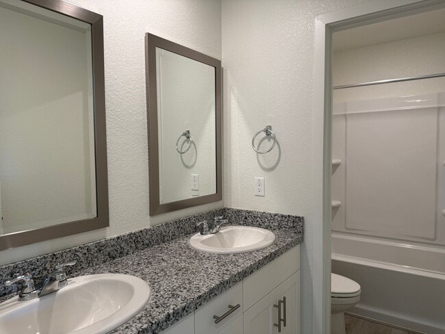 Building Photo - 2025 New Build! 5 bed 3 bath