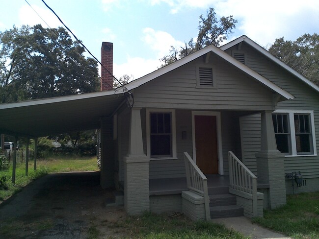 Building Photo - **ON HOLD** 3 Bedroom / 1 Bathroom Home in...