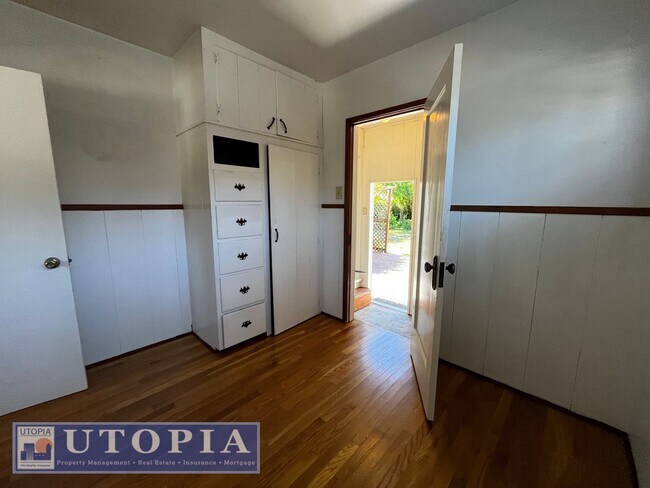 Building Photo - Charming 3 Bedroom, 1.5 Bathroom close to ...