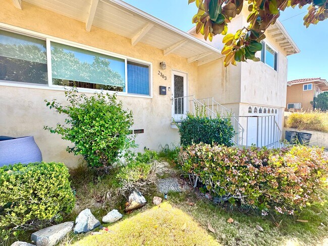 Building Photo - Huge Oak Park Home! 4bd/2.5ba house with incredible yard w/ VIEWS + spa, A/C, garage, W/D!