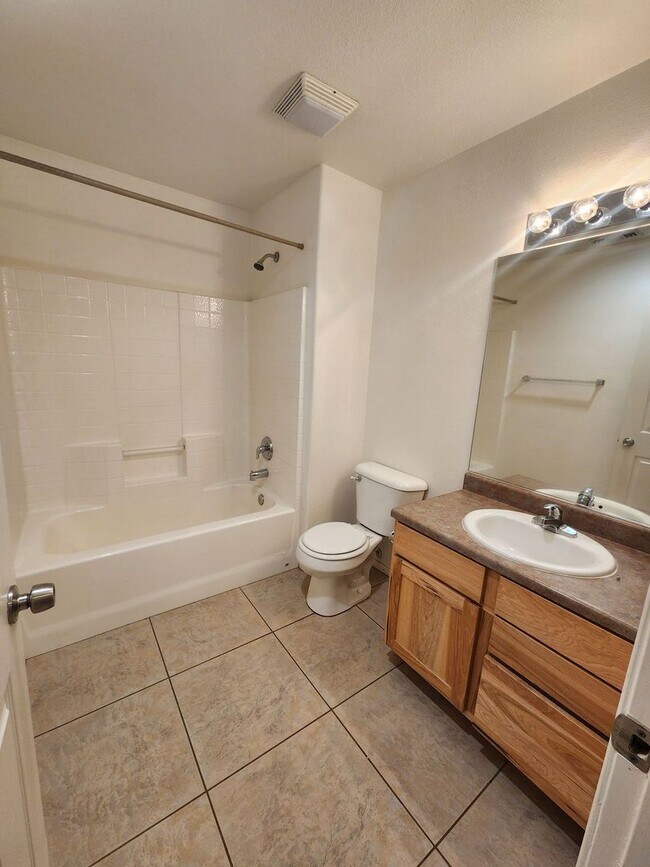 Building Photo - Nice 3 bedroom 2 bath