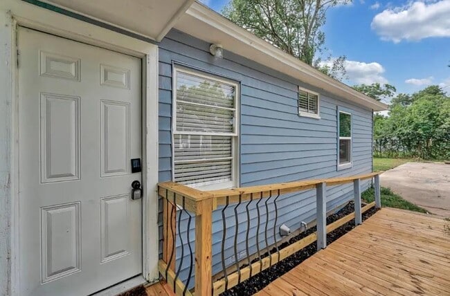 Building Photo - 122 E Comay Cir