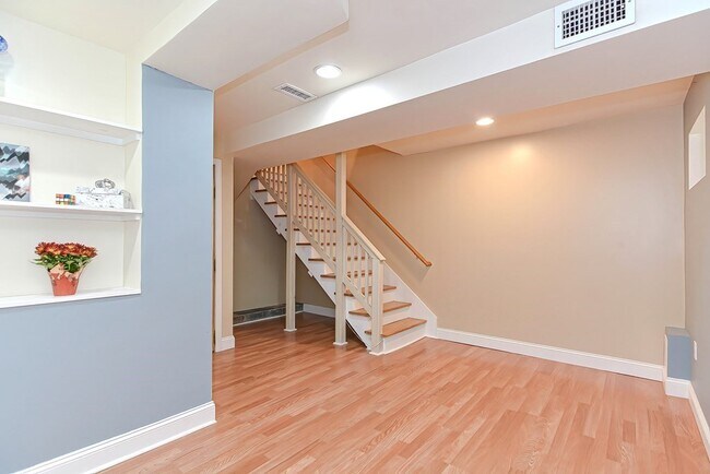 Building Photo - 10 Hancock St