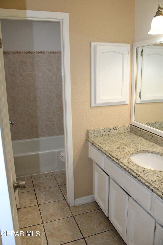 Building Photo - 1743 Lomaland Dr