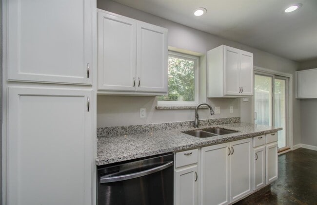 Building Photo - 9426 Charter Ridge Dr
