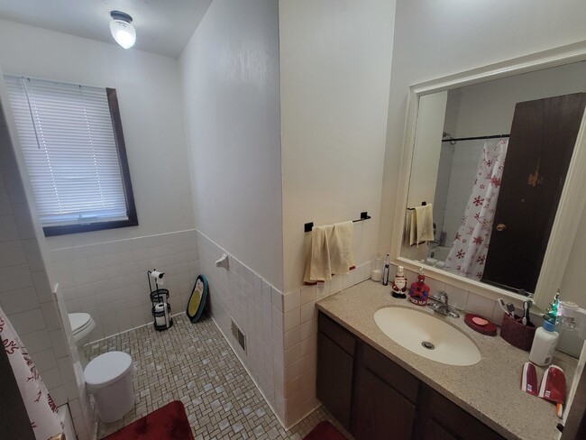 Building Photo - Charming 2-Bedroom Duplex with Spacious Ba...