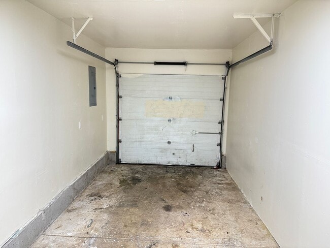 Building Photo - Updated 3-bedroom 1.5 bath duplex in Eugene!