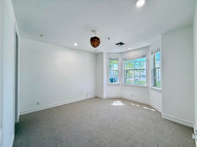 Building Photo - 319 Flamingo Dr