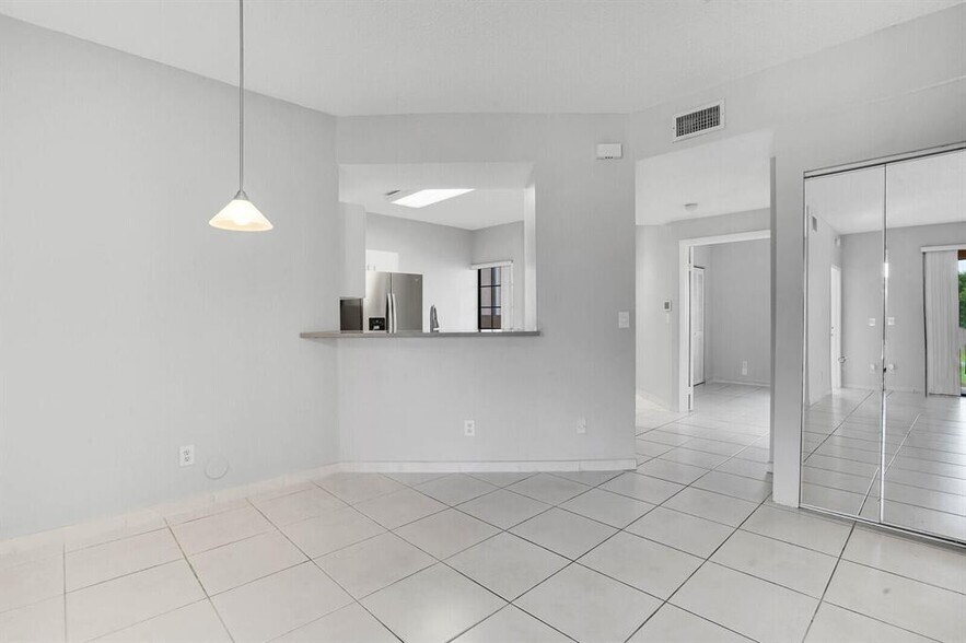Building Photo - 401 SW 158th Ter