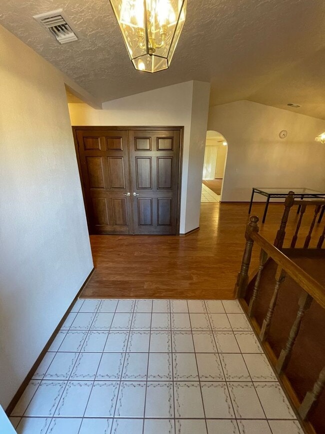 Building Photo - 4 BEDROOM APPLE VALLEY HOME