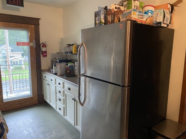 Building Photo - Spacious top floor 4 bed 1 bath by UWEC!