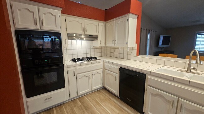 Building Photo - Great NW home with POOL & SOLAR!